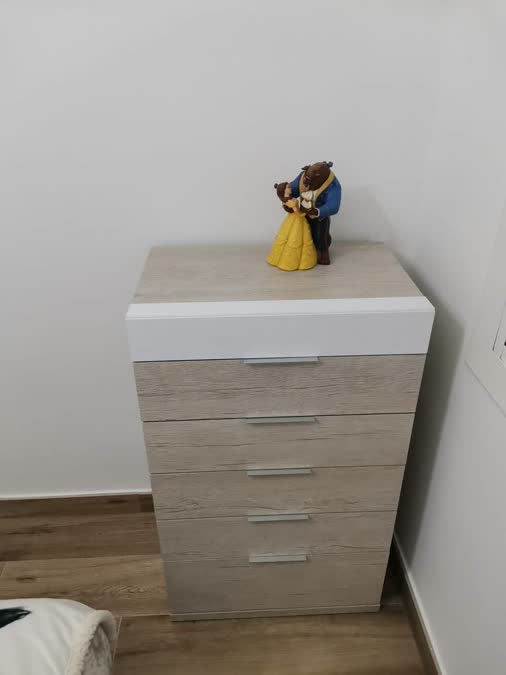 Dormitorio con cómoda alta en madera clara