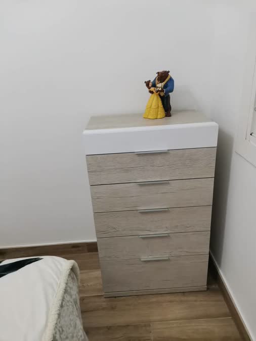 Dormitorio con cómoda de cuerpo medio en madera clara