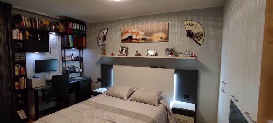 Comedor con vitrina, mesa y sillas de madera