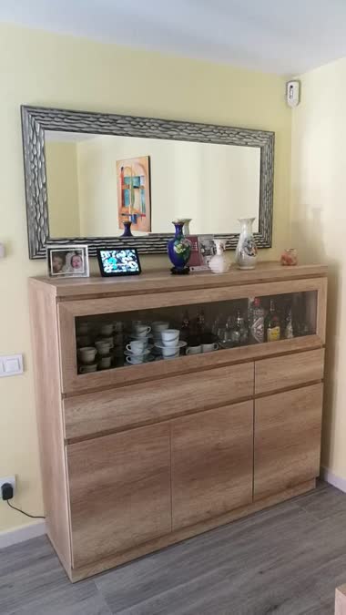 Comedor con vitrina y espejo en madera