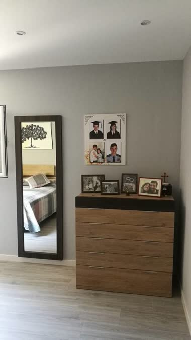 Dormitorio con cómoda y espejo en madera