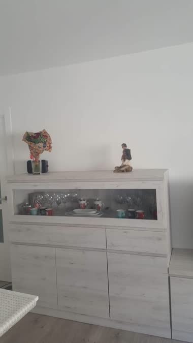 Comedor con vitrina blanca