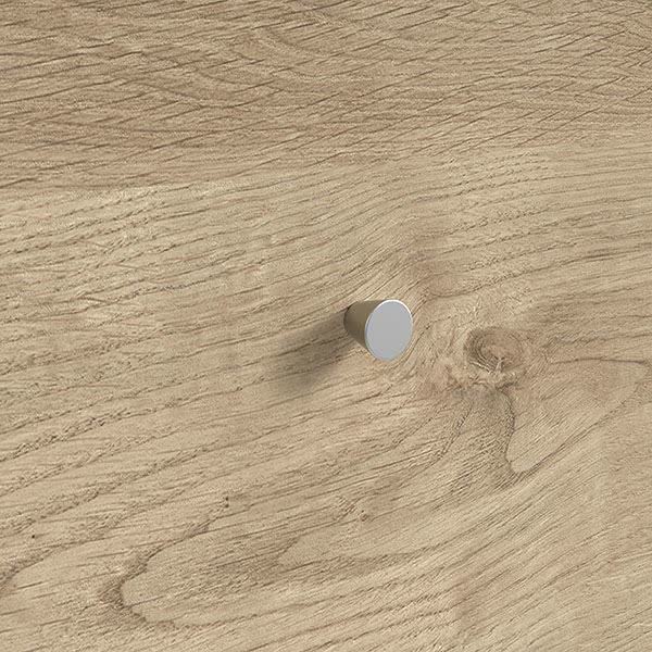 Detalle de pomo redondo metálico sobre madera
