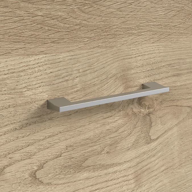 Detalle de tirador recto metálico sobre madera