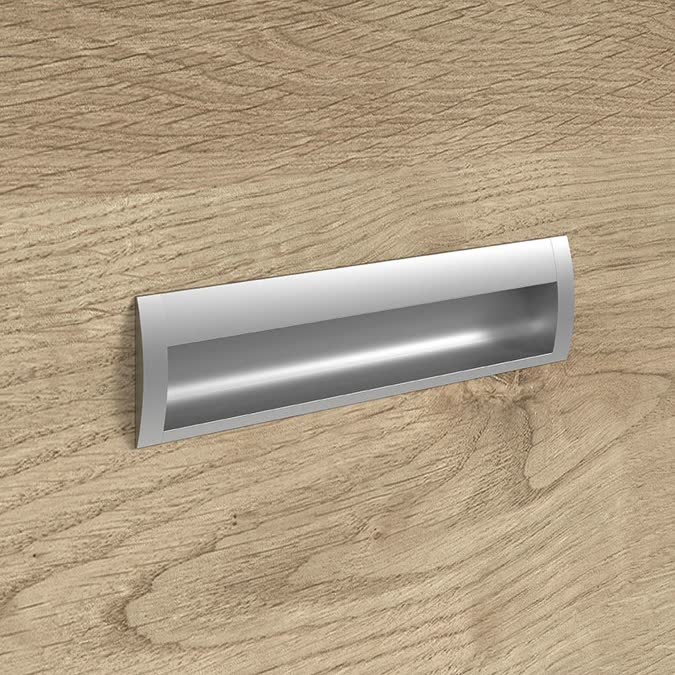 Detalle de tirador embutido metálico sobre madera