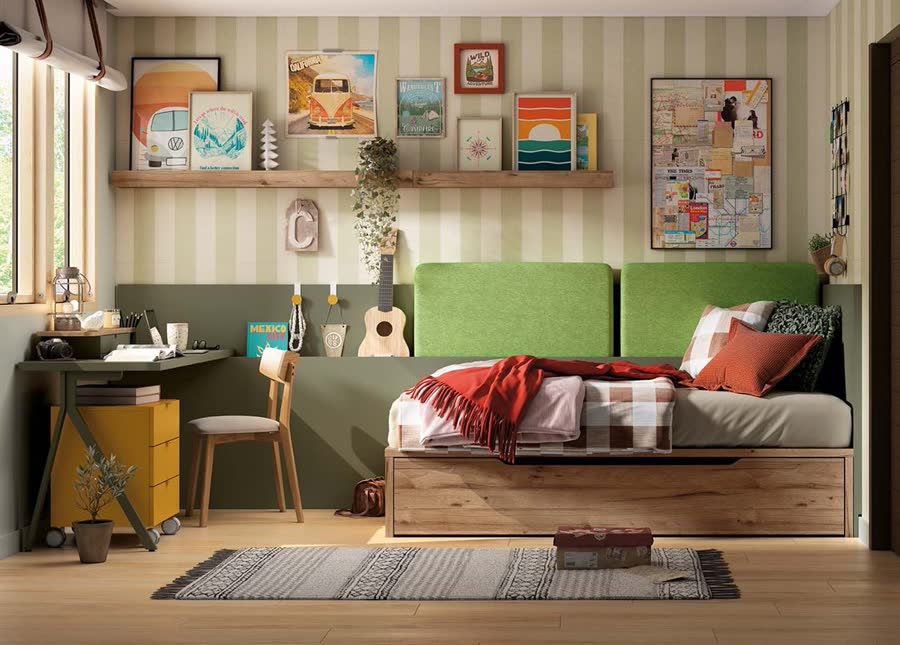 Dormitorio con cabecero verde y escritorio oscuro