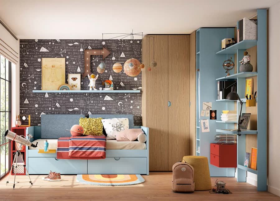 Dormitorio con armario azul y pared decorada