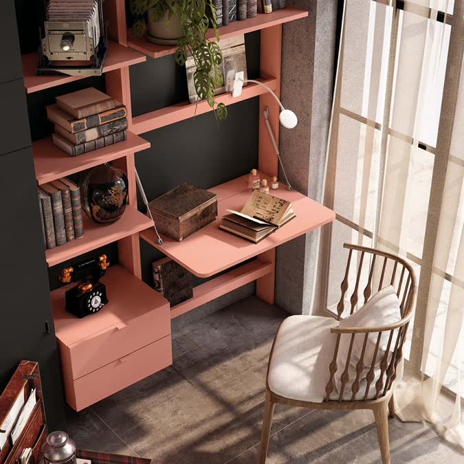 Escritorio rosa con estanterías en un dormitorio