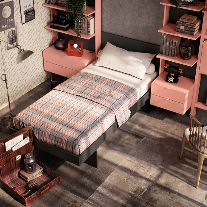 Dormitorio con cama y mesita de noche en tonos rosa