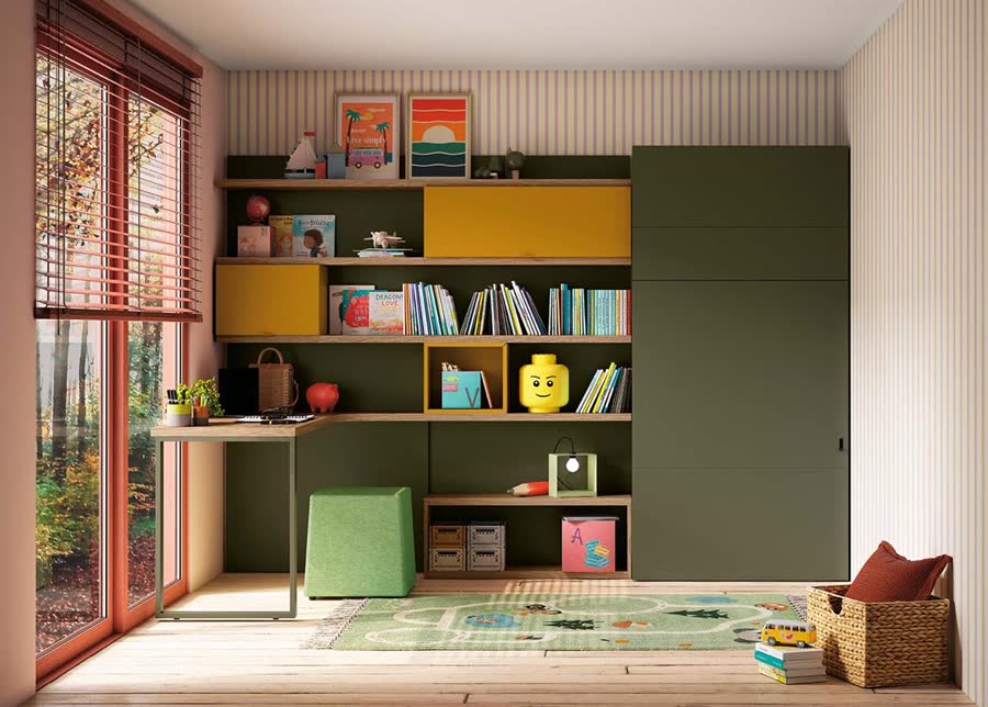Dormitorio con pared verde y estanterías de colores