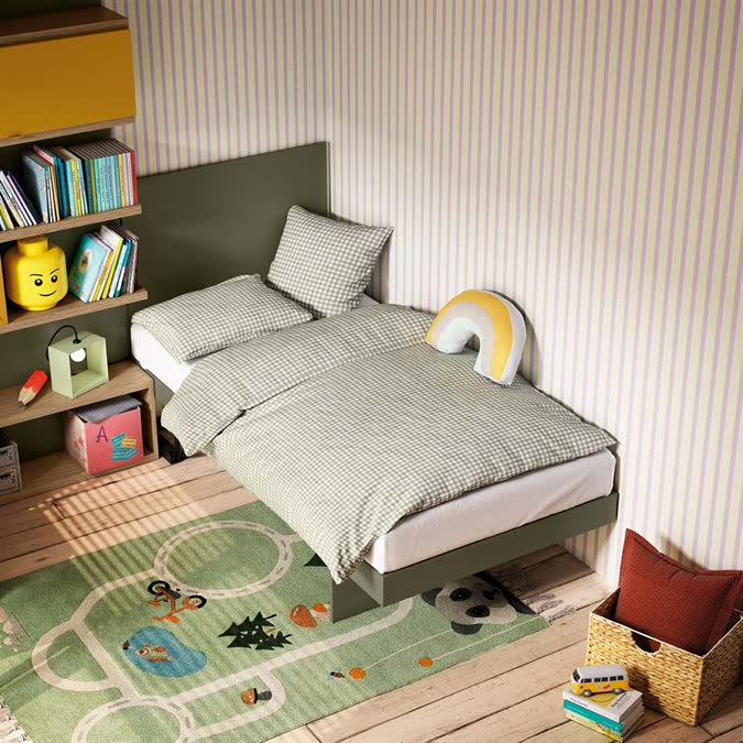 Dormitorio con papel pintado a rayas y cama gris