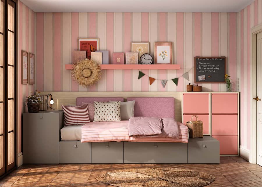 Dormitorio con papel pintado rosa a rayas y cama gris