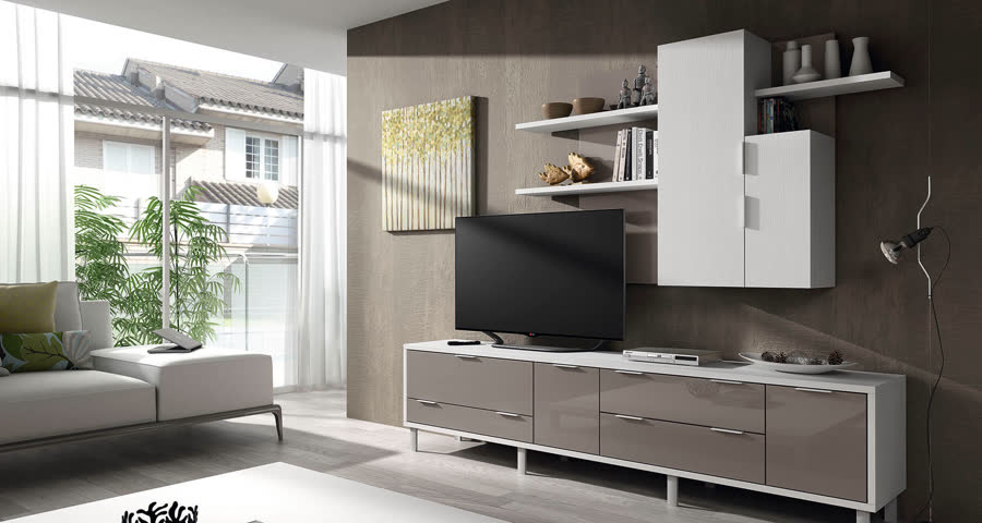 Salón con módulo de pared para televisor en blanco y gris con estantes