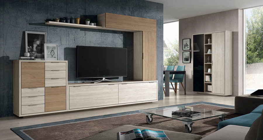 Salón con módulo de pared para televisor en madera y detalles azules